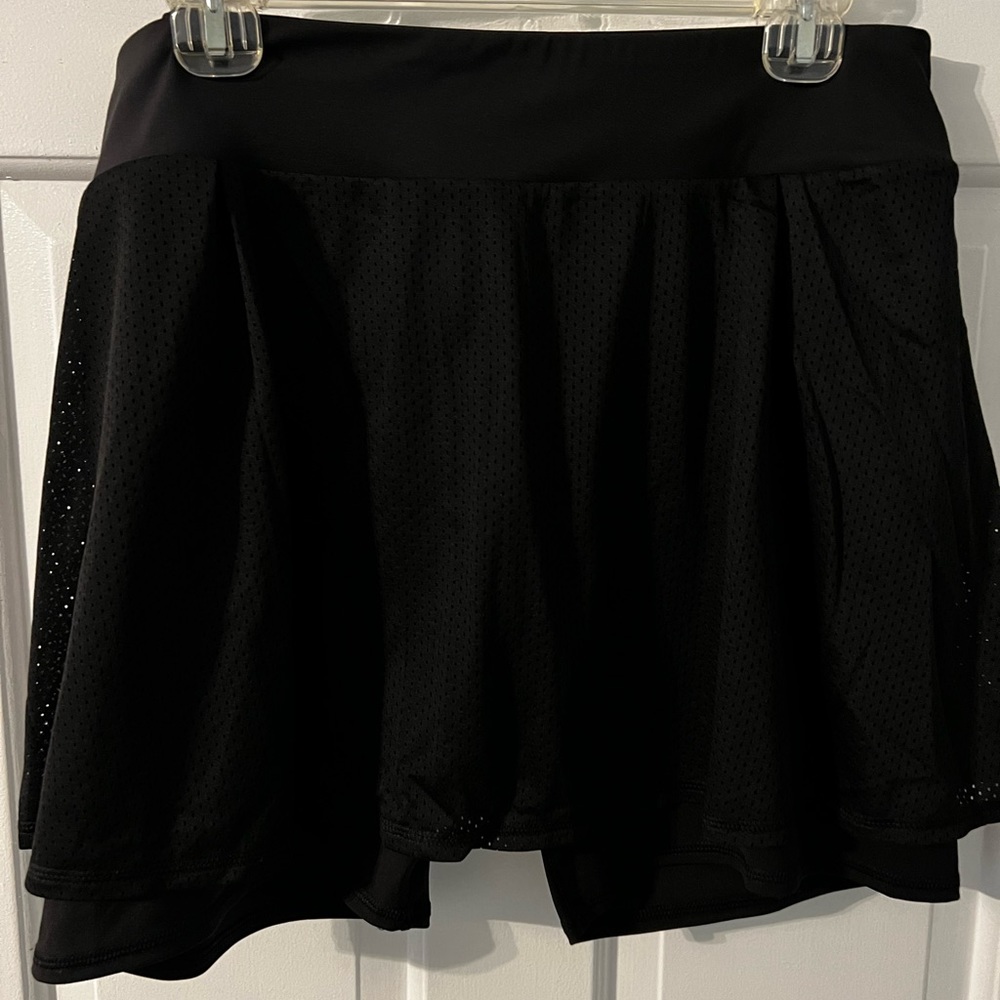 Black keyhole tennis skirt